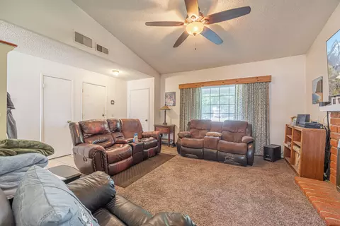 1011 Nugent St E, Lancaster, CA 93535 photo 4