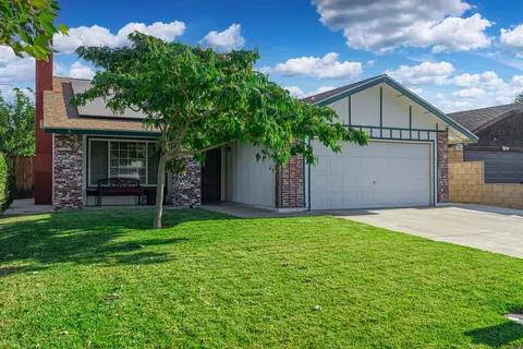 1011 Nugent St E, Lancaster, CA 93535 photo 2