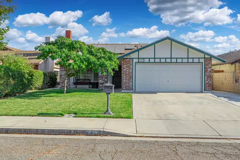 1011 Nugent St E, Lancaster, CA 93535