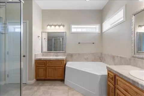 Bath - 810 Mulberry St, Tehachapi, CA 93561 photo 2 of 3