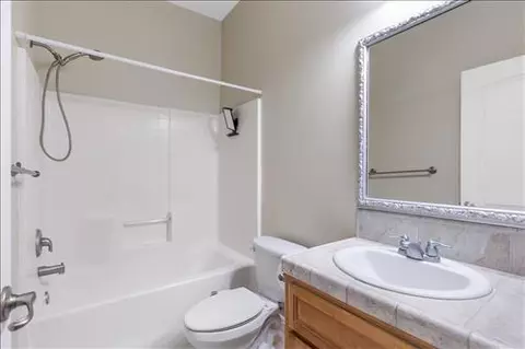 Bath - 810 Mulberry St, Tehachapi, CA 93561 photo 3 of 3
