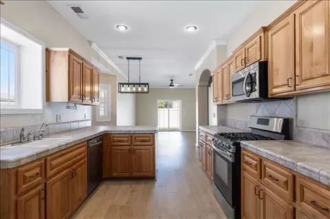 Kitchen - 810 Mulberry St, Tehachapi, CA 93561 photo 2 of 2