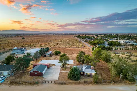 43203 52nd St W, Lancaster, CA 93536