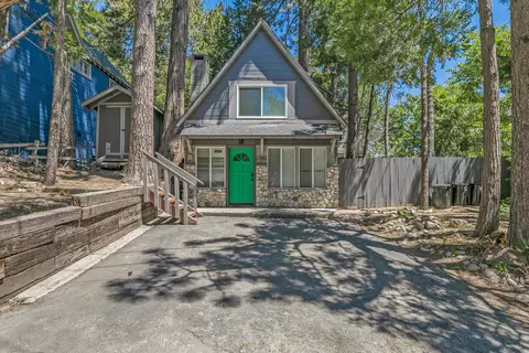 27482 Meadow Dr, Lake Arrowhead, CA 92352