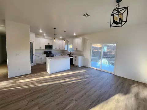 22473 Zurich Dr, Tehachapi, CA 93561 photo 4