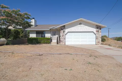 42661 Pinecliff Dr, Lake Hughes, CA 93532