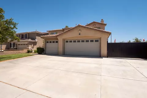 43936 Hampton St, Lancaster, CA 93536 photo 2