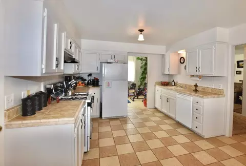 21451 Santa Maria Dr, Tehachapi, CA 93561 photo 2