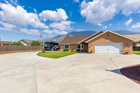 18270 Ghost Town St, Tehachapi, CA 93561 photo 2