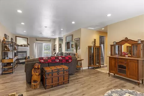 22441 Bogie St, Tehachapi, CA 93561 photo 4