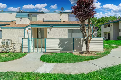 44448 15th St E #1, Lancaster, CA 93535