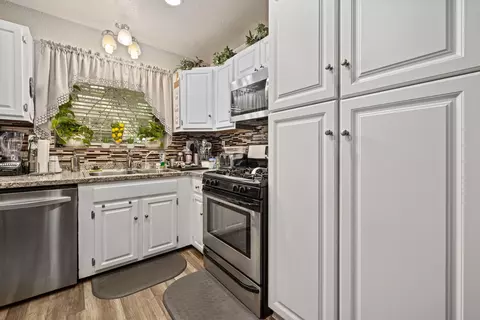 Kitchen - 43641 Park Ave, Lancaster, CA 93534 photo 3 of 4