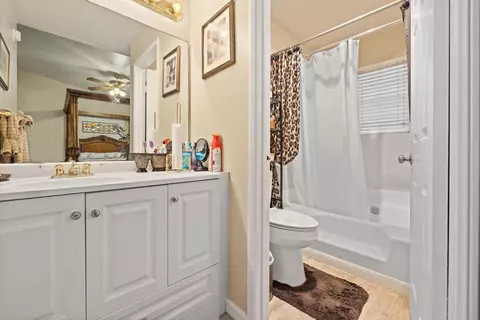 Bath - 43641 Park Ave, Lancaster, CA 93534 photo 2 of 2