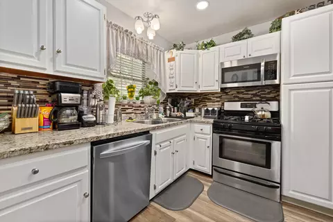 Kitchen - 43641 Park Ave, Lancaster, CA 93534 photo 1 of 4