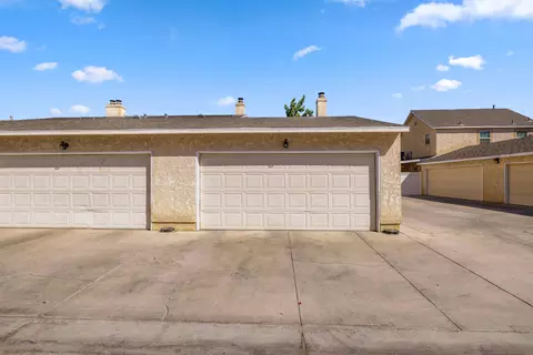 Exterior - 43641 Park Ave, Lancaster, CA 93534 photo 4 of 4