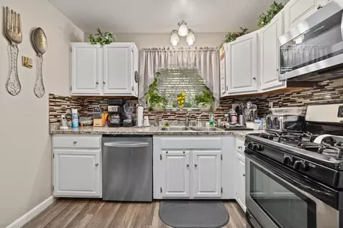 Kitchen - 43641 Park Ave, Lancaster, CA 93534 photo 2 of 4