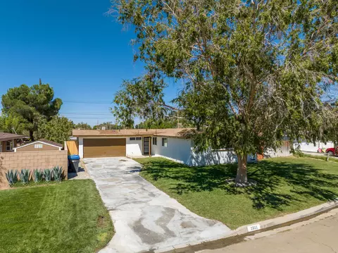 2011 Oldfield St W, Lancaster, CA 93536 photo 2