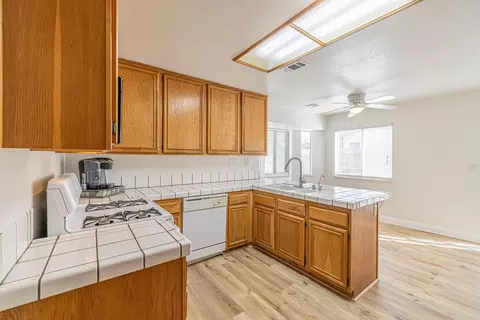 42856 Fenner Ave, Lancaster, CA 93536 photo 9
