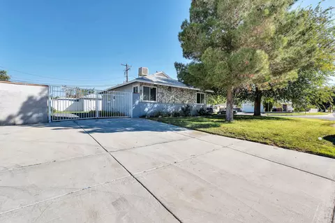 45403 Kingtree Ave, Lancaster, CA 93534 photo 2
