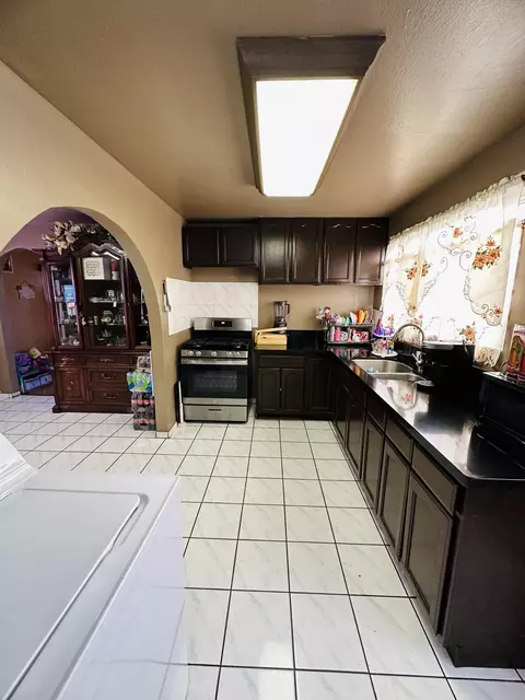 2040 Lucien St E, Compton, CA 90222 photo 3