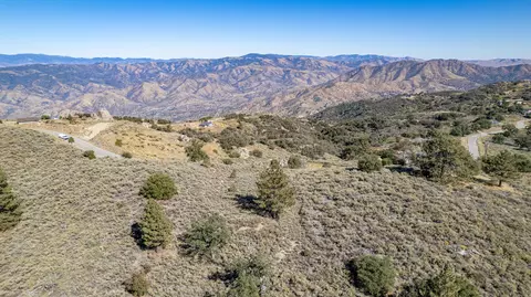 25251 Jacaranda Dr, Tehachapi, CA 93561 photo 3