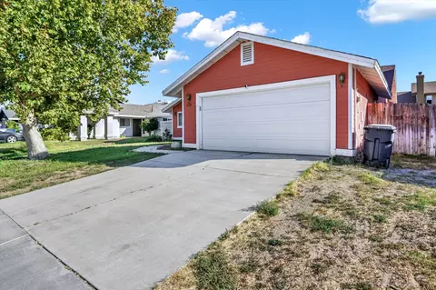 1626 Kettering St E, Lancaster, CA 93535 photo 2