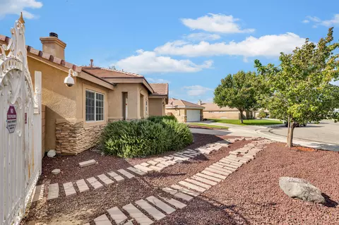 556 Koufax Dr, Lancaster, CA 93535 photo 4