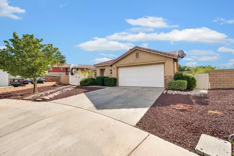556 Koufax Dr, Lancaster, CA 93535 photo 2