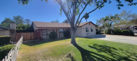 725 Ginger Ave, Ridgecrest, CA 93555 photo 2