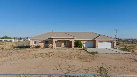 7676 Sunset Rd, Phelan, CA 92371