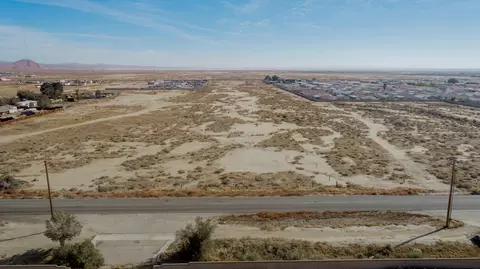 20 Th St W, Rosamond, CA 93560 photo 2