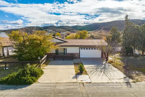 42704 Coolcrest Dr, Lake Hughes, CA 93532