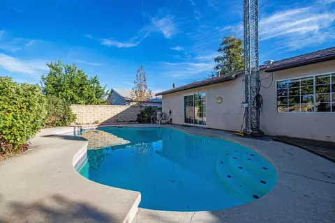 24357 Wabuska St, Newhall, CA 91321 photo 2