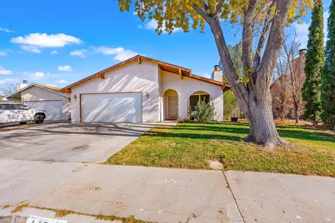 44746 Sarah Ln, Lancaster, CA 93535 photo 2