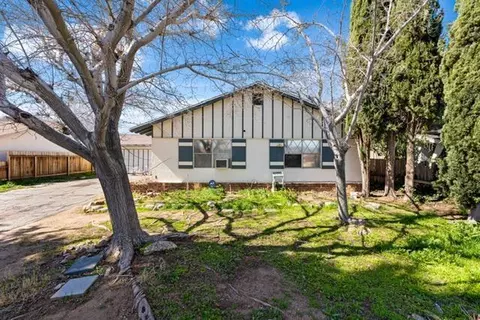 38745 Desert View Dr, Palmdale, CA 93551