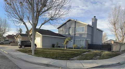 2557 Garnet Ln E, Lancaster, CA 93535 photo 3