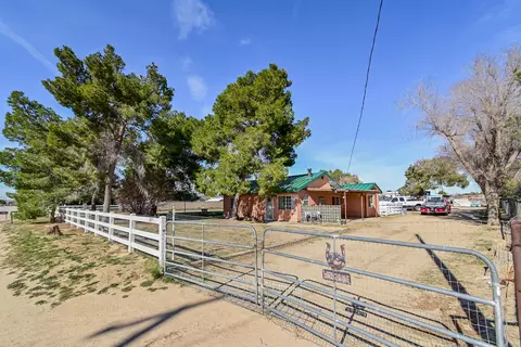 8725 Avenue E4 W, Lancaster, CA 93536