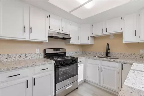 Kitchen - 24286 Juniper Ave, Boron, CA 93516 photo 3 of 4