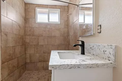 Bath - 24286 Juniper Ave, Boron, CA 93516 photo 2 of 4