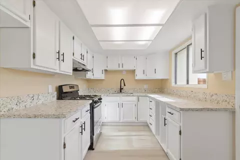 Kitchen - 24286 Juniper Ave, Boron, CA 93516 photo 2 of 4