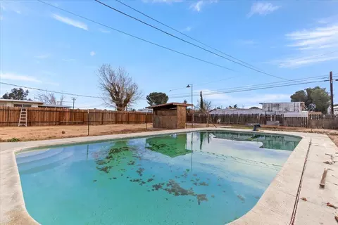Exterior - 24286 Juniper Ave, Boron, CA 93516 photo 4 of 7