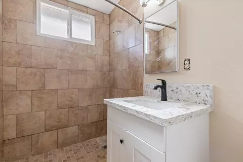 Bath - 24286 Juniper Ave, Boron, CA 93516 photo 1 of 4
