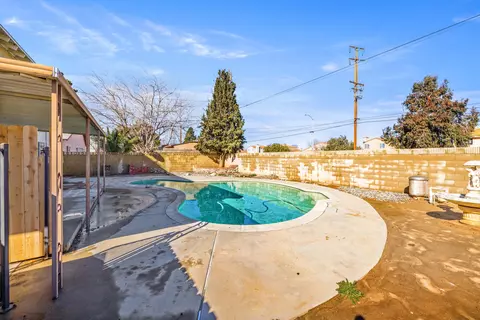 Exterior - 1315 Lingard St E, Lancaster, CA 93535 photo 4 of 7