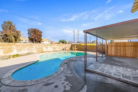 Exterior - 1315 Lingard St E, Lancaster, CA 93535 photo 5 of 7