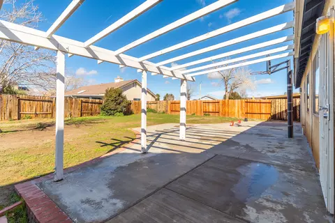 Exterior - 37015 Sylvan St, Palmdale, CA 93552 photo 4 of 5