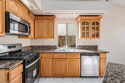 Kitchen - 37015 Sylvan St, Palmdale, CA 93552 photo 4 of 5