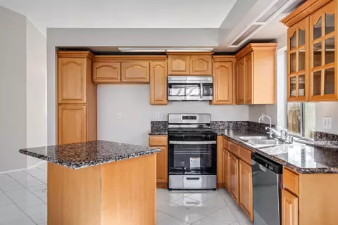Kitchen - 37015 Sylvan St, Palmdale, CA 93552 photo 3 of 5