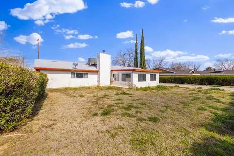 Exterior - 1144 Lancaster Blvd E, Lancaster, CA 93535 photo 5 of 7
