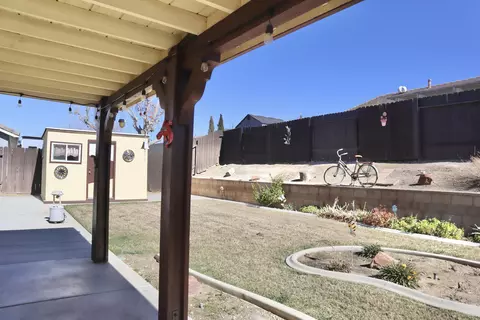 Exterior - 43238 33rd St E, Lancaster, CA 93535 photo 6 of 10