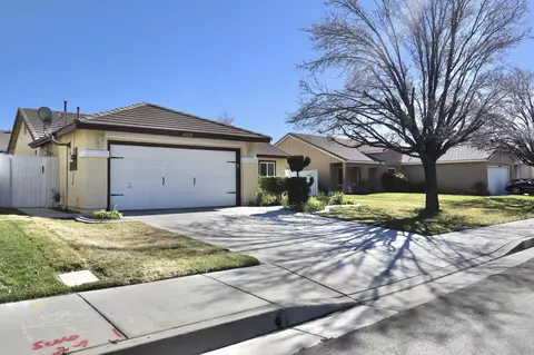 Exterior - 43238 33rd St E, Lancaster, CA 93535 photo 4 of 10